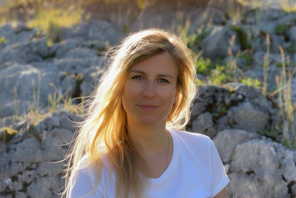 Portrait de Sandra, praticienne en soins énergétiques et fondatrice de Sandra Harmonie